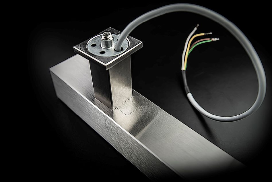 Z powodzeniem możemy umieścić wewnątrz uchwytu oprócz kostki łączącej również nadmiar kabli