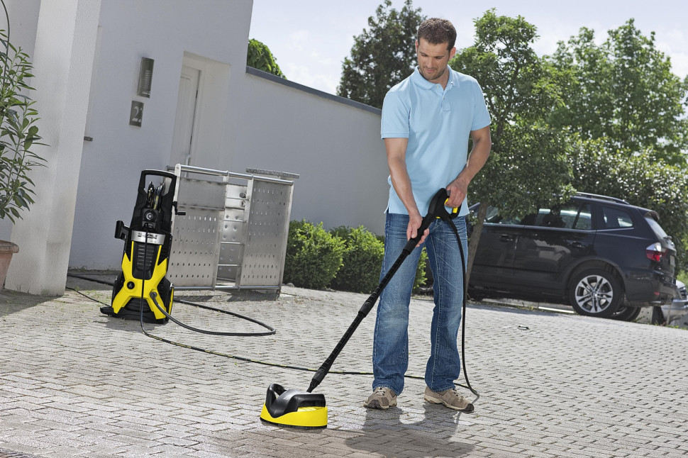 Zabrudzoną kostkę najskuteczniej myje się wodą pod ciśnieniem