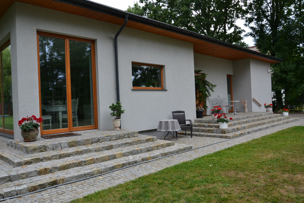 Kostka granitowa i spoiny epoksydowe