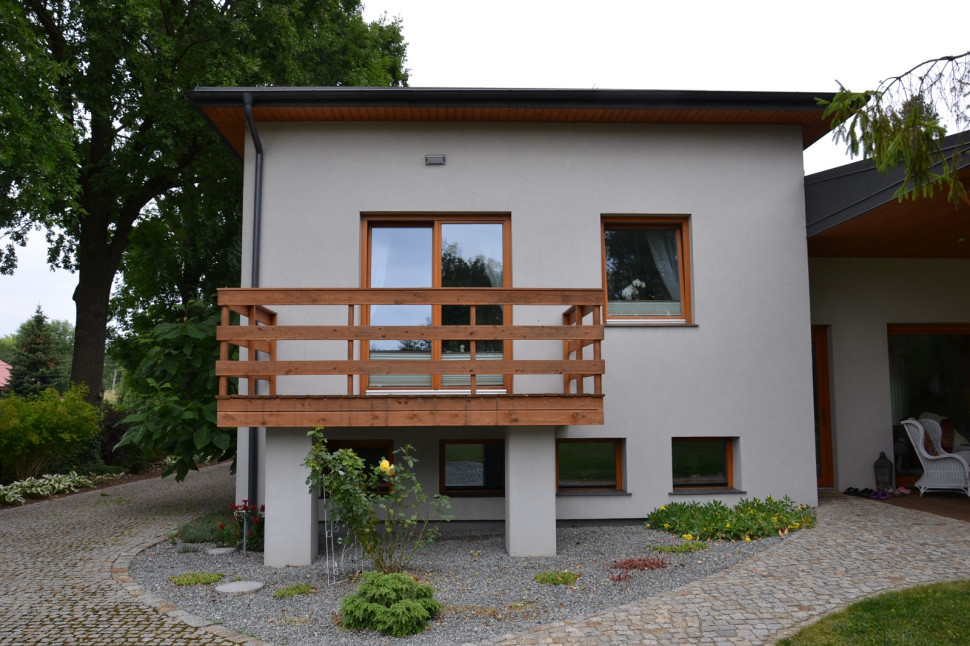 Rabaty pod balkonem wykończono grysem