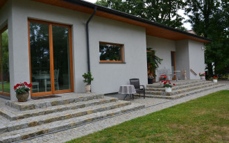 Granitowa kostka brukowa ułożona na gliniastym i podmokłym gruncie