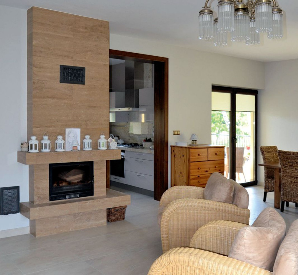 Salon z kominkiem (bez instalacji DGP) łączy się z jadalnią
