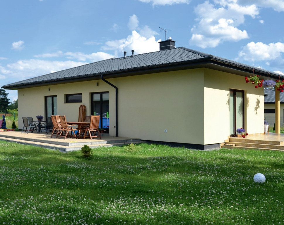 Ściany z pustaków ceramicznych, ocieplone styropianem, otynkowane akrylowym tynkiem barwionym na ciepły odcień beżu