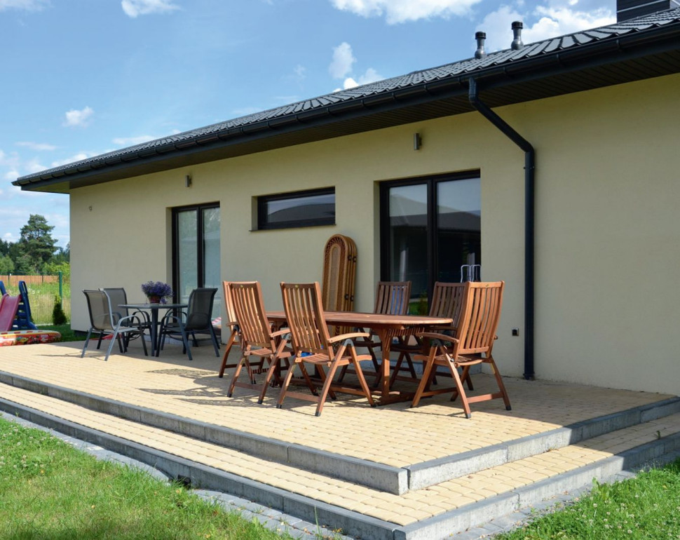 Boczny taras, o wymiarach 4 x 10 m, został ułożony metodą na sucho i wykończony kostką betonową