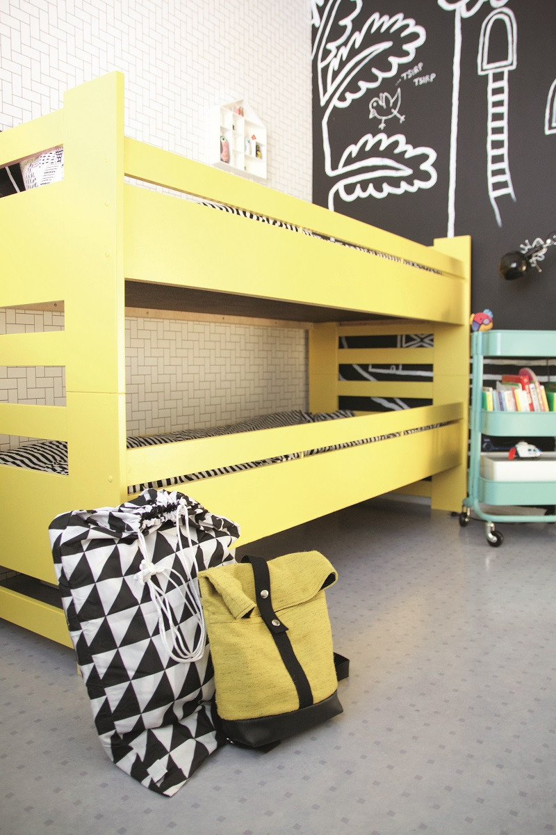 Tikkurila Everal Aqua Semi Matt 40 - kolor  S300 (łóżko); Tikkurila Everal Aqua Semi Matt 40 - kolor F360 (szafka)