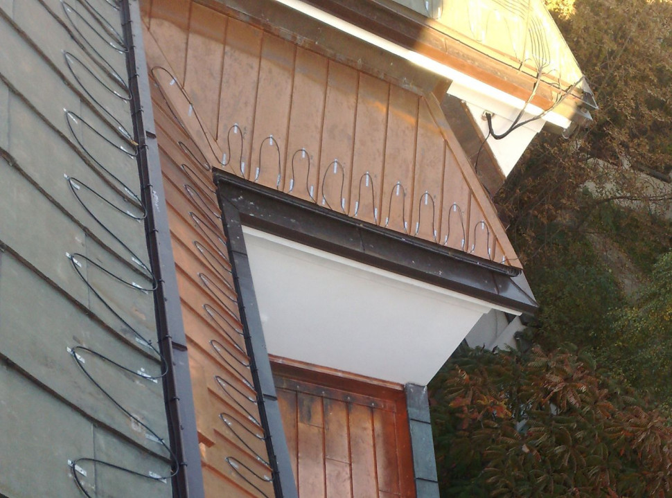 Instalacja przeciwoblodzeniowa na dachu skośnym