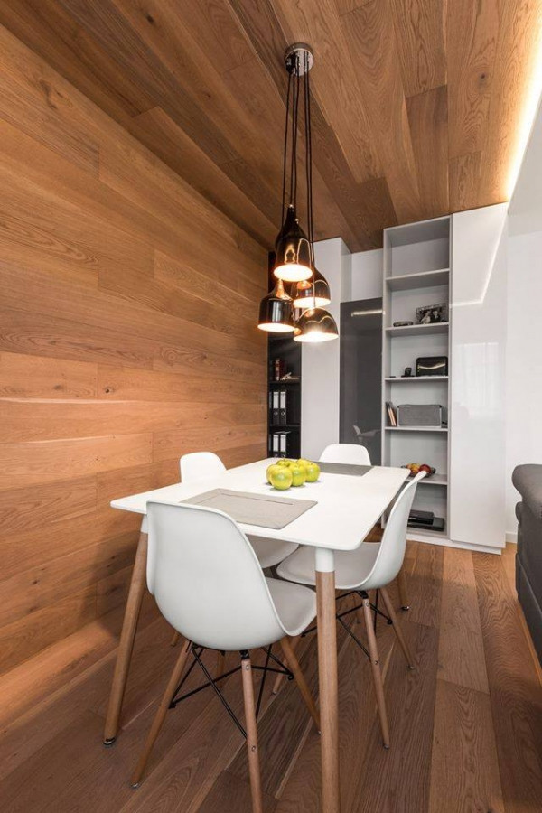 Deski drewniane na ścianie i suficie w jadalni