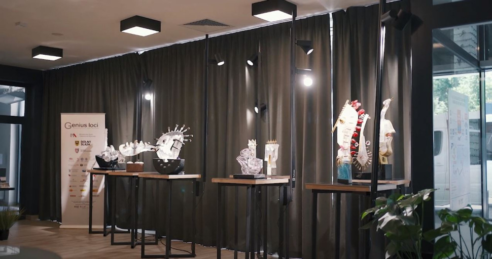 Wystawa rzeźb Tomaszewskiego oświetlona systemem ProRail3