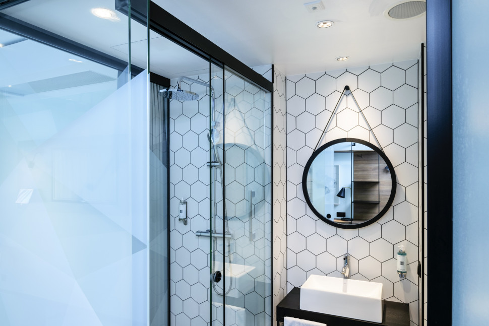 Sucha zabudowa w łazience za pomocą specjalnych płyt. fot. Rigips