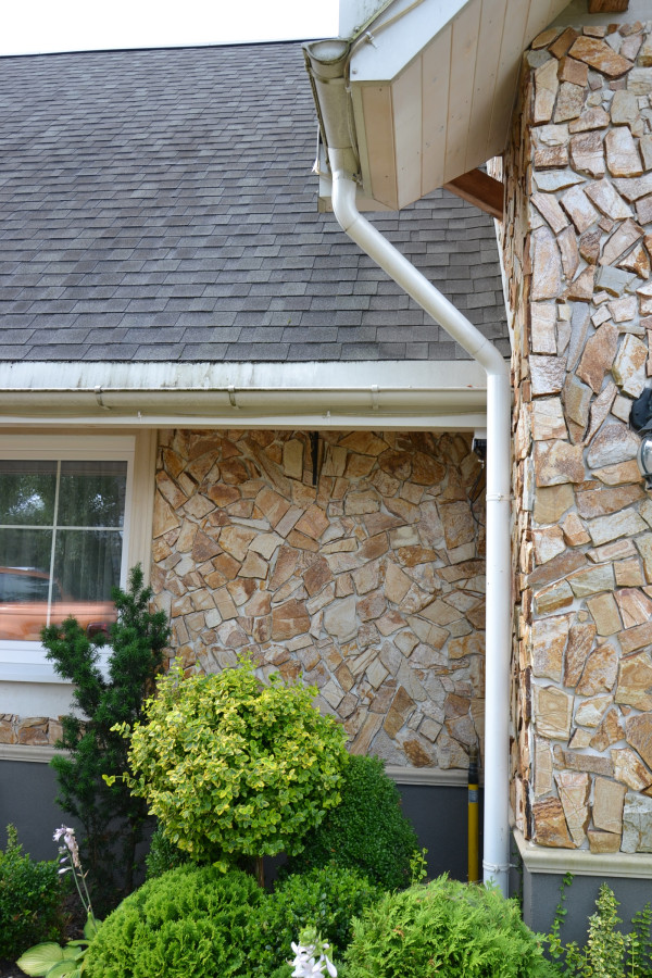 Rury spustowe założono przy narożnikach skomplikowanej bryły