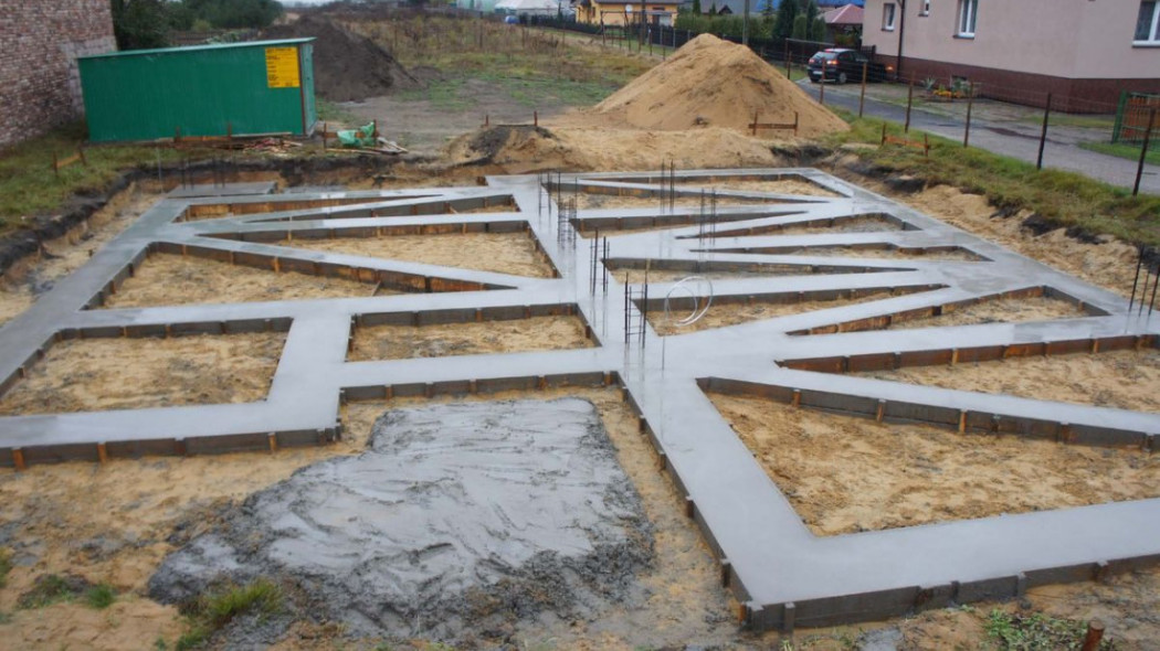 Chudy beton, papa czy folia fundamentowa między gruntem a ławą?