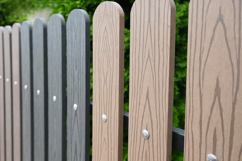 Kolory sztachet kompozytowych WPC. fot. Robelit