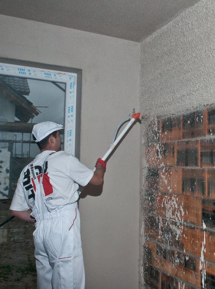Tynkowanie ścian - nakładanie tynku agregatem