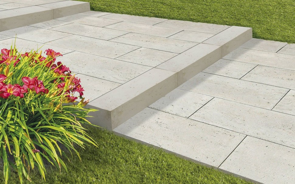 Fot. Semmelrock, stopnie i płyty tarasowe Lusso Tivoli, kolor: blanco