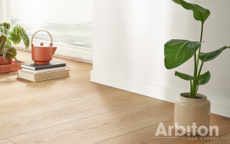 Białe, uniwersalne listwy przypodłogowe AVIA od marki Arbiton