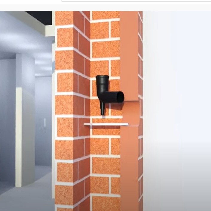 Pierwszy etap montażu wkładu kominowego w szachcie kominowym