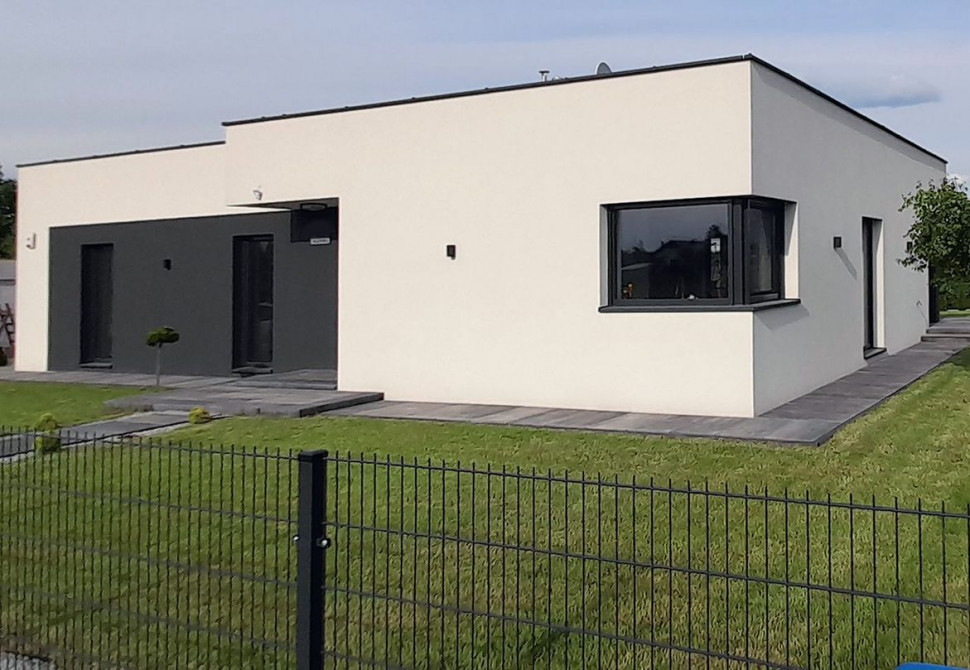 Główne wejście do domu usytuowano pod wysuniętym stropodachem