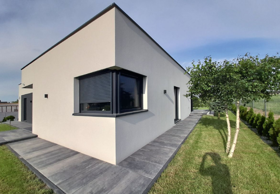 Narożne okno w kuchni daje widok na frontową zachodnią część działki