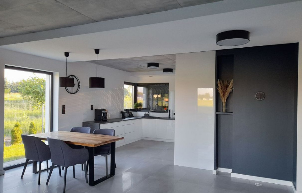 Kuchnia połączona z jadalnią. Widać miejsce na kozę grzewczą