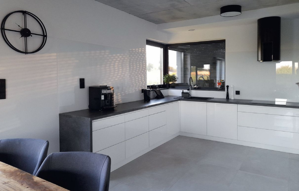 Kuchnia z narożnym oknem