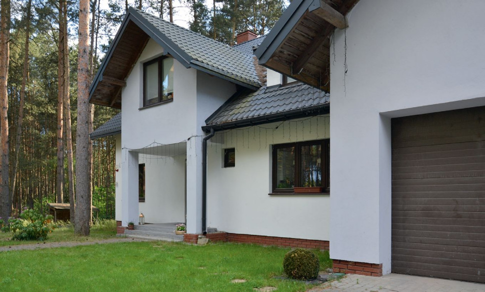 Główne wejście do budynku pod podcieniem ganku