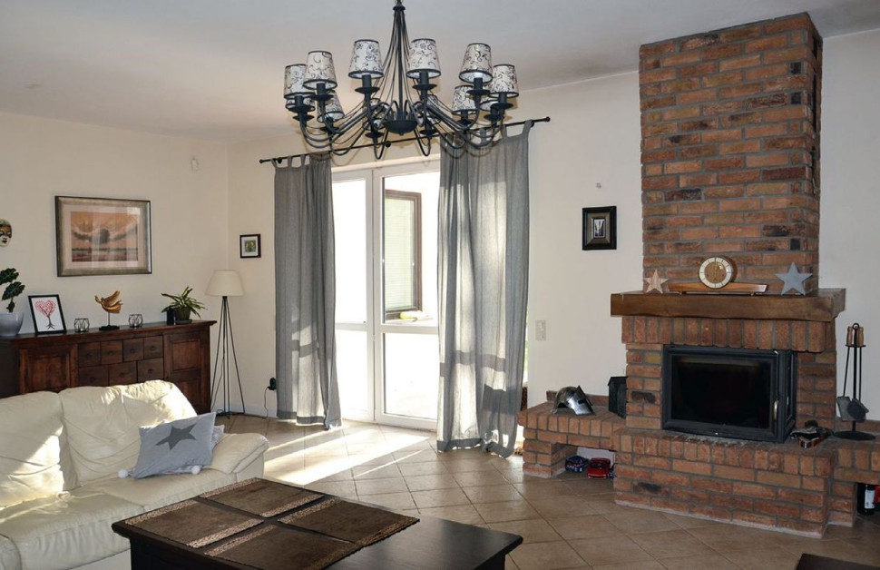 Kominek z żeliwnym wkładem w salonie