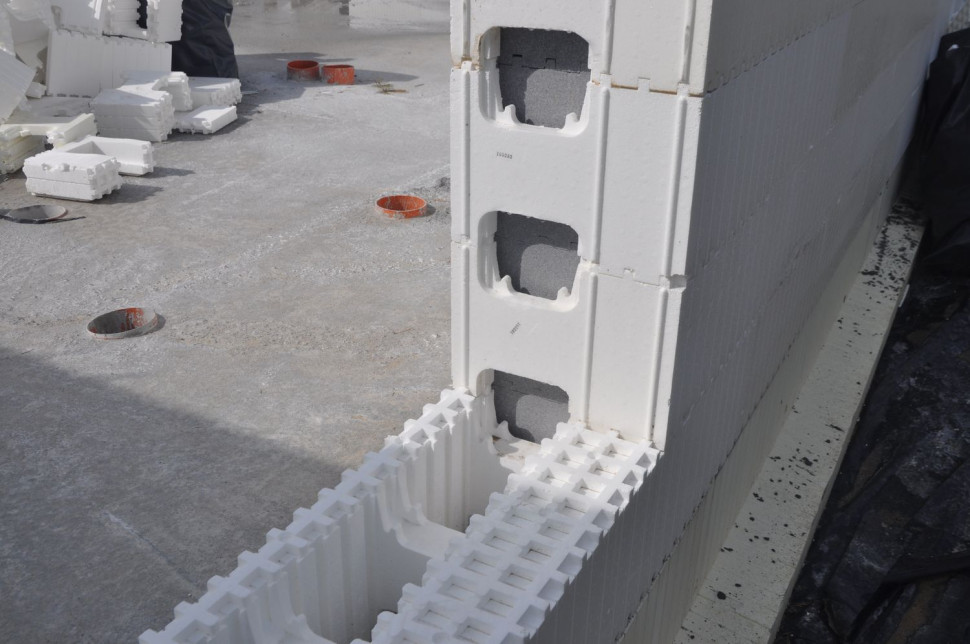 Styropianowe klocki IZODOM2000 składa się na placu budowy