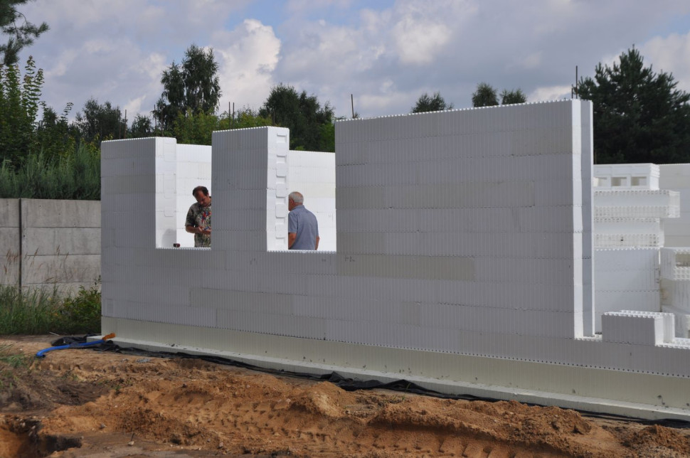 Styropianowe klocki IZODOM2000 składa się na placu budowy