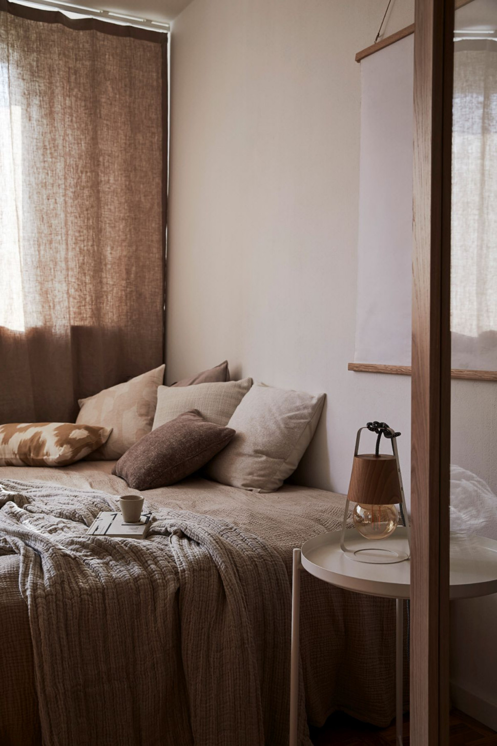 Sypialnia w mieszkaniu odświeżonym przez JAM KOLEKTYW