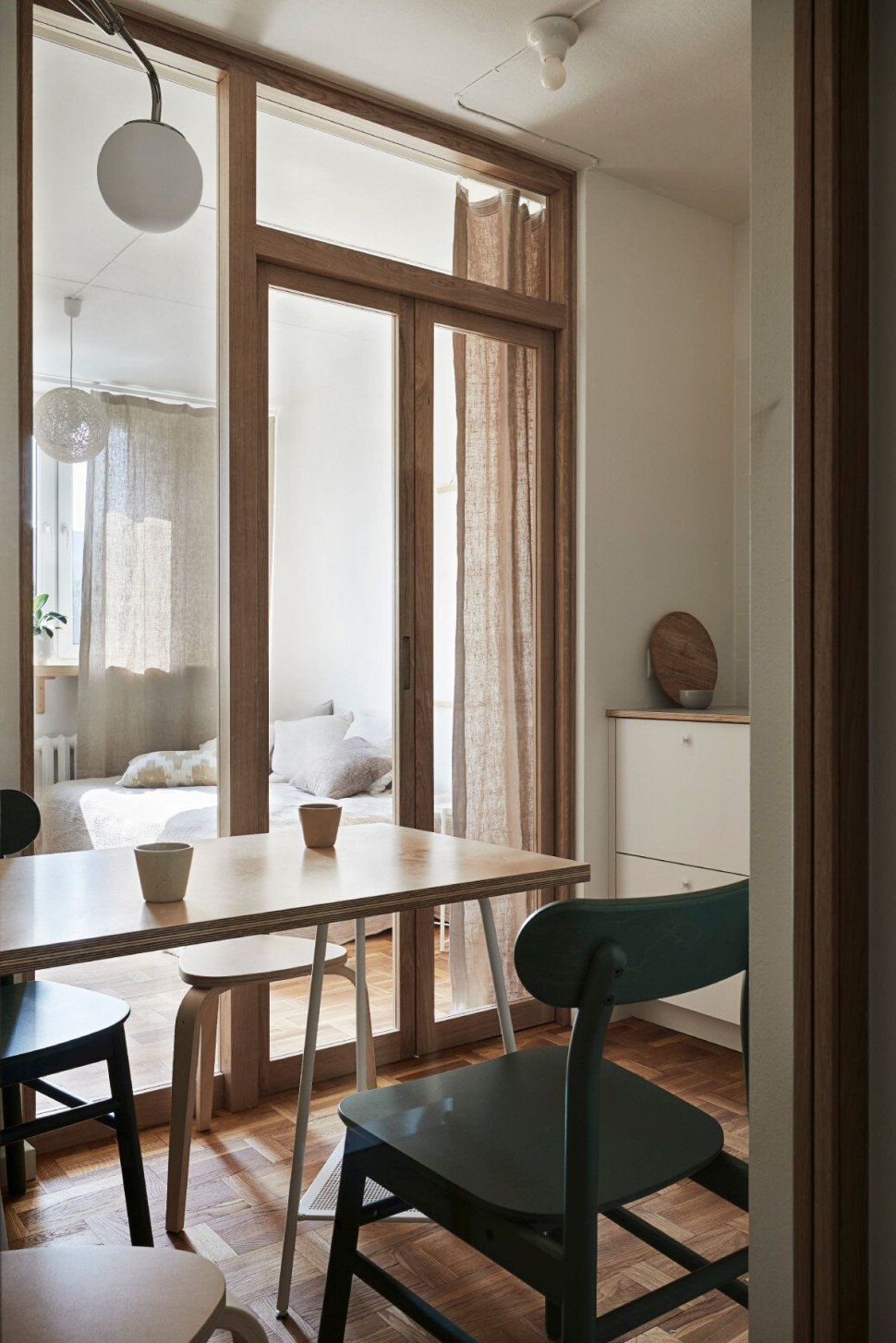 Przeszklenie między jadalnią a kuchnią