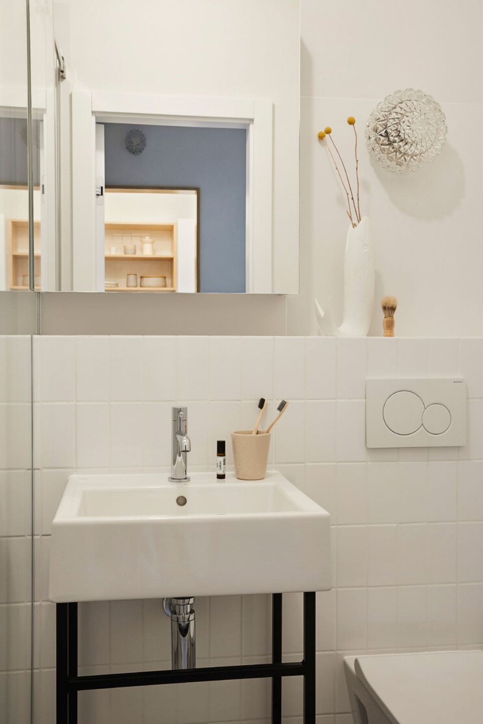 Umywalka KOŁO Twins zamontowana na stalowej konsoli