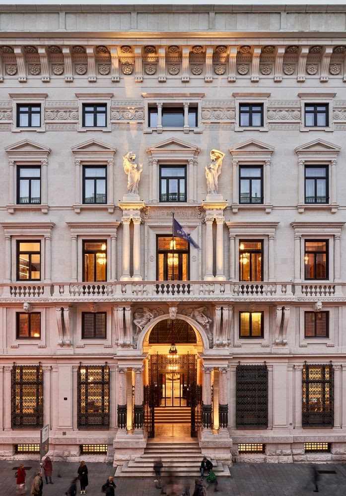 Elewacja hotelu DoubleTree by Hilton w Trieście