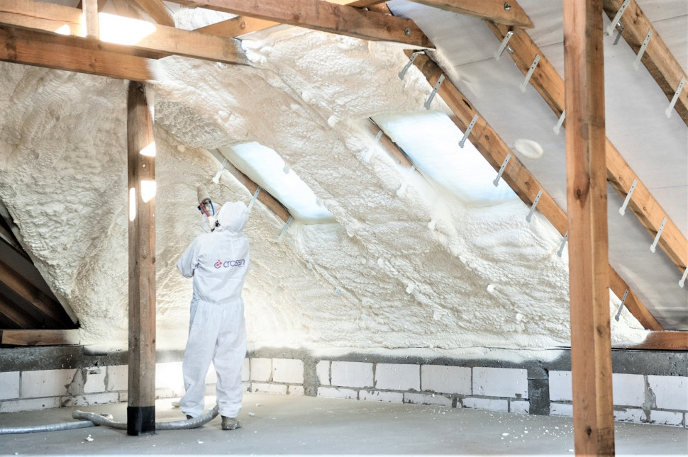 Nakładanie izolacji Crossin na poddaszu