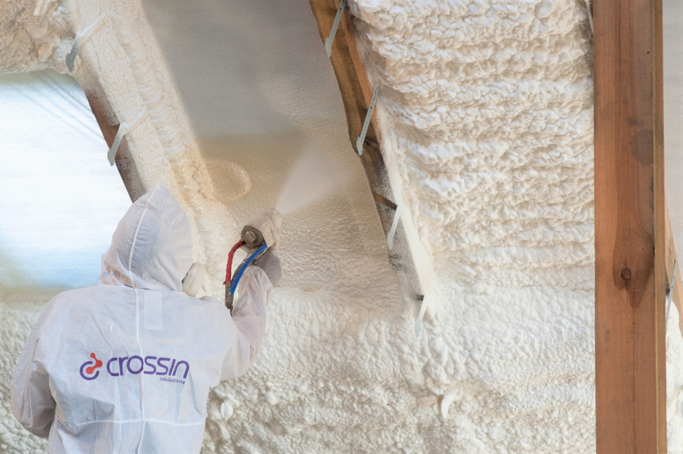 Nakładanie izolacji Crossin na poddaszu
