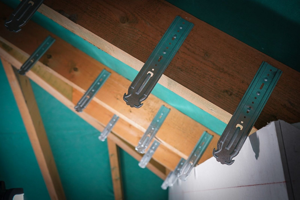 Wyznaczenie przebiegu zabudowy poddasza i montaż wieszaków