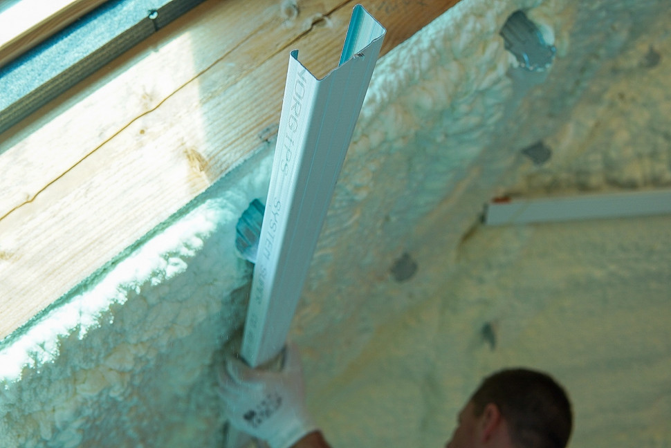 Montowanie konstrukcji z profili CD60 Super do wcześniej przygotowanych wieszaków