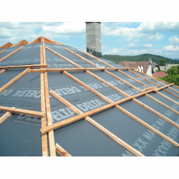 Otwarta dyfuzyjnie membrana podkładowa DELTA®-MAXX do izolowania dachów spadzistych