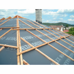 Otwarta dyfuzyjnie membrana podkładowa DELTA®-MAXX do izolowania dachów spadzistych