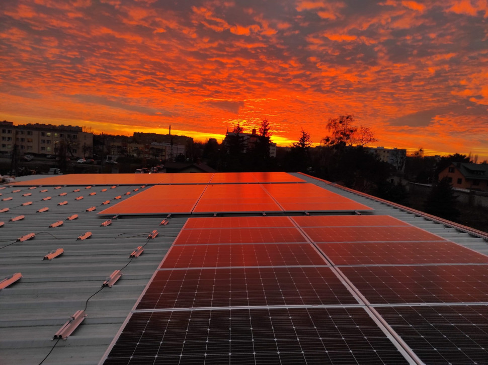 Panele fotowoltaiczne na dachu płaskim, fot. Pionier Energia