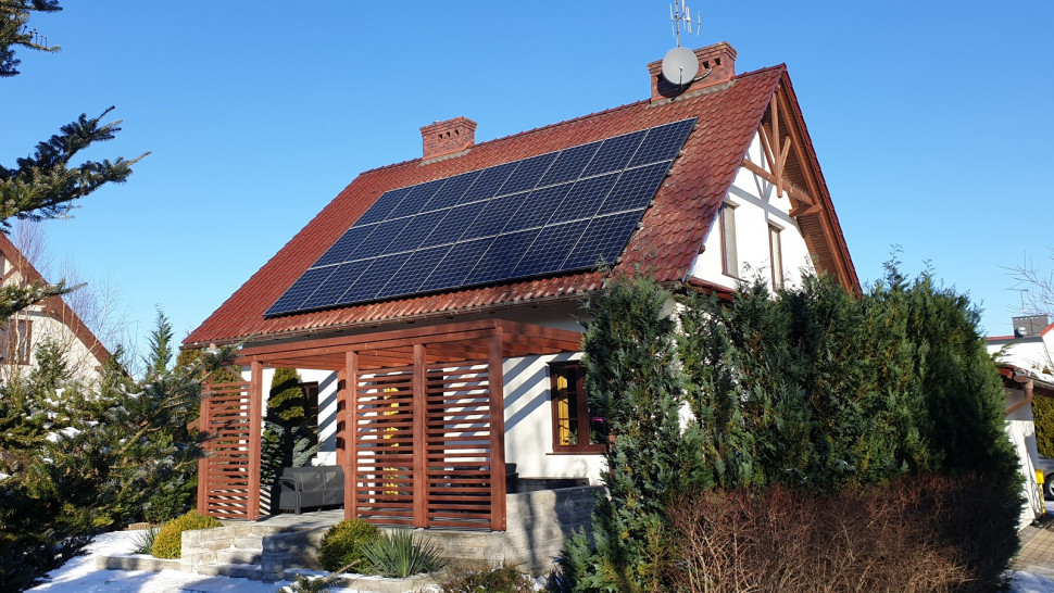 Panele fotowoltaiczne na dachu spadzistym, fot. Pionier Energia