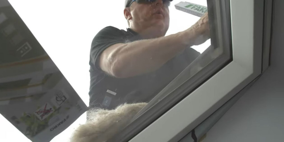 Wymianę okien dachowych należy powierzyć wyłącznie wykwalifikowanej ekipie. fot. FAKRO