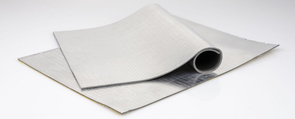 Zewnętrzna warstwa aluminiowego pokrycia izolacji ArmaComfort AB Alu Plus, w kolorze srebrnym, nie wymaga dodatkowego wykończenia, ale pozostawia taką możliwość
