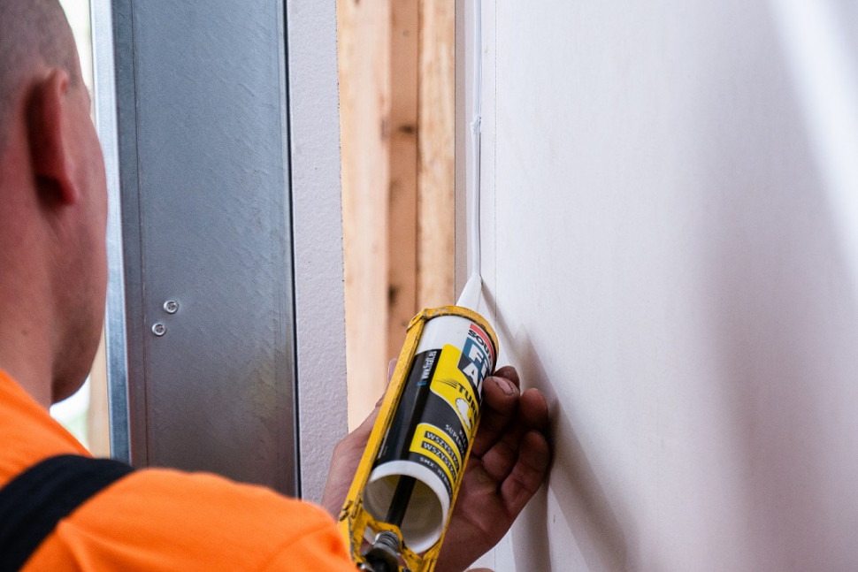 Ciepły montaż bramy garażowej. fot. KRISPOL