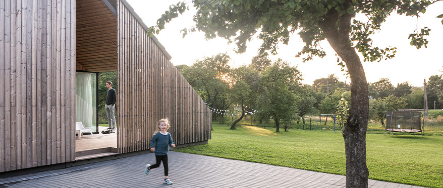 Elewacja budynku wykonana z termowanego drewna