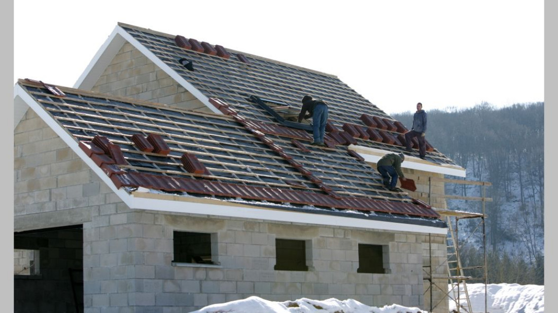 Czy dach zabezpieczony dobrą membraną można pozostawić na zimę i ruszyć z kryciem na wiosnę?