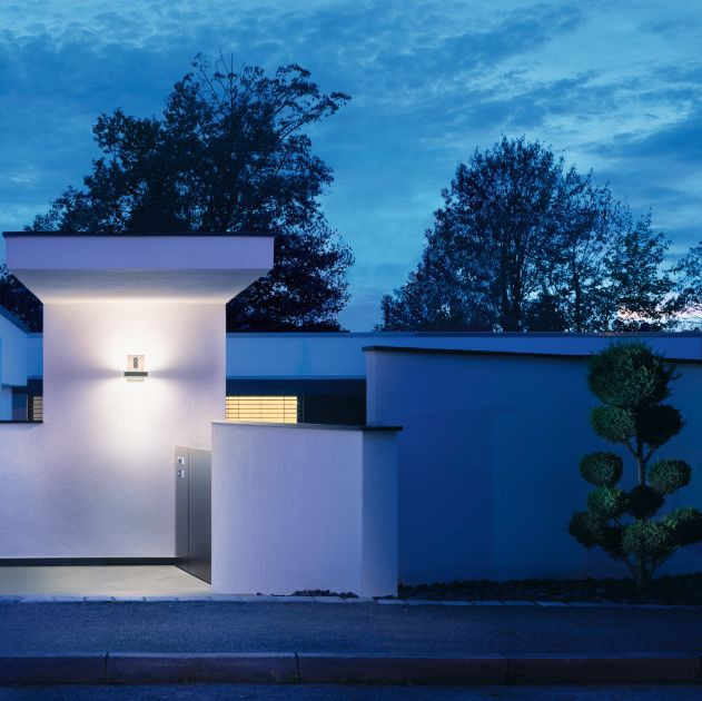 Oprawa L 820 LED marki Steinel z pleksą, z wyklejonym numer domu