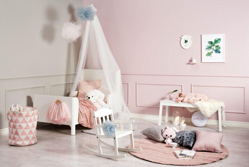 W kompozycji z różem Ballet i delikatnym beżem Echo na ścianach doskonale sprawdzą się jednolite, białe meble