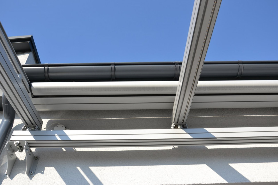 Poszycie chowa się całkowicie w pełnej i szczelnej kasecie