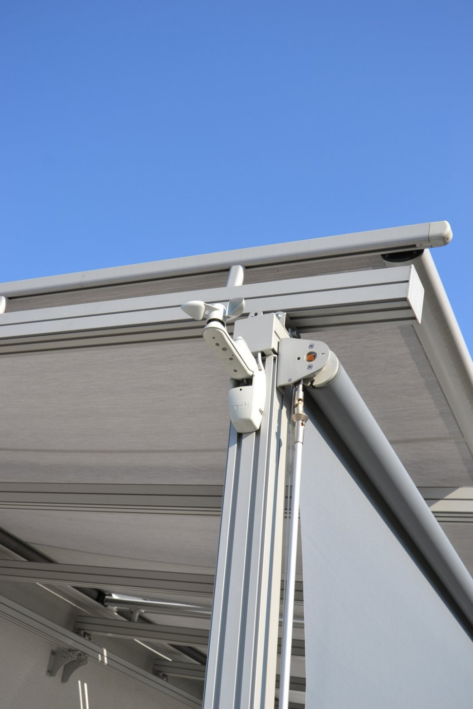 Czujnik wiatru automatycznie uruchamia pracę górnych markiz