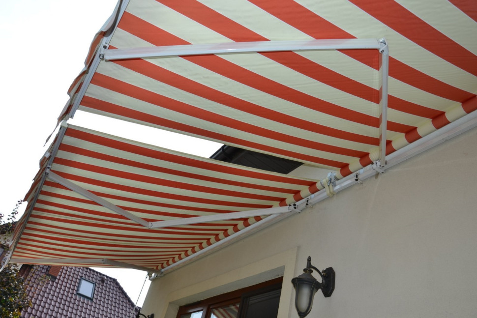 Ruchome elementy składanych ramion są konserwowane płynnym smarem